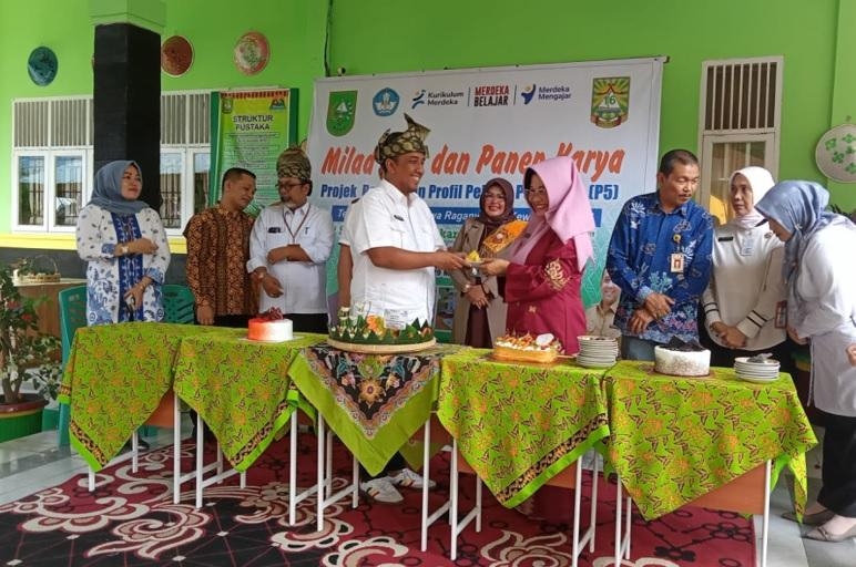 SMAN 16 Pekanbaru Rayakan Hari Jadi, Sejumlah Pejabat Hadir