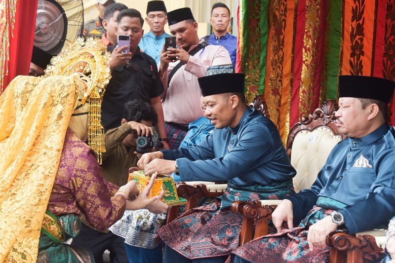 Wabup Bengkalis H Bagus Santoso disuguhi tepak sirih