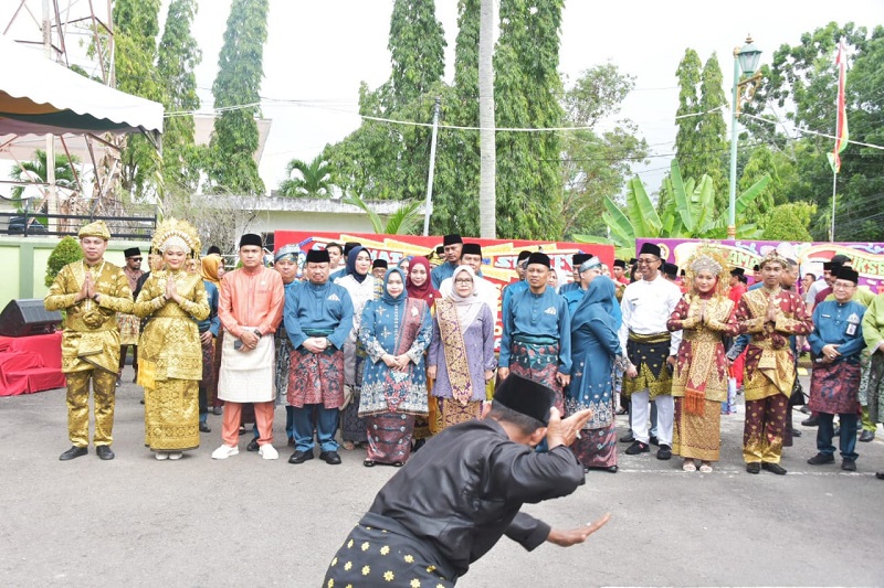 Bupati Bengkalis Kasmarni didampingi Wakil Bupati H Bagus Santoso bersama Bupatike14 Amril Mukminin dan pejabat Gubernur Riau bersama Ketua komisi 1 DPRD Riau beserta Forkopimda menyaksikan atraksi silat rangkaian Hari Jadi ke-513 Bengkalis