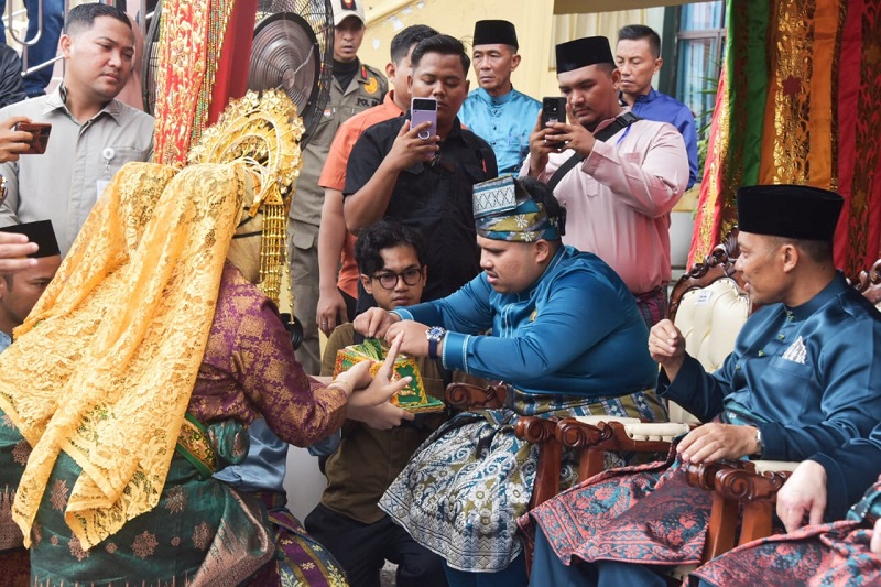 Wakil Ketua DPRD Bengkalis Arsya Fadillah disuguhi tepak sirih dalam rangkaian hari jadi ke-513 Bengkalis