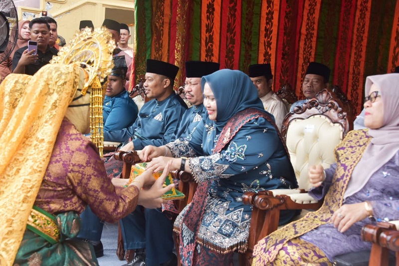 Bupati Bengkalis Kasmarni disuguhi tepak sirih
