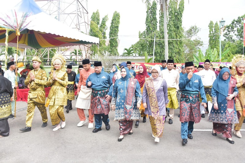 Bupati Bengkalis Kasmarni didampingi Wakil Bupati H Bagus Santoso bersama Bupati ke14 Amril Mukminin beserta rombongan anggota DPRD Provinsi Riau Nur Azmi berjalan kaki menuju gedung DPRD Bengkalis