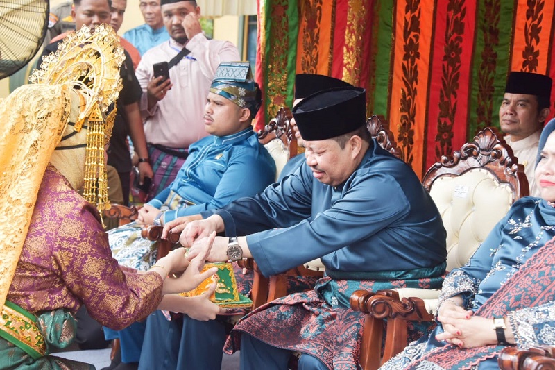 Bupati Bengkalis ke14 Amril Mukminin disuguhi tepak sirih