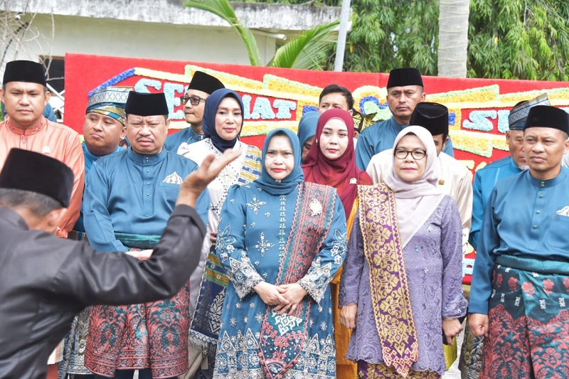 Bupati Bengkalis Kasmarni bersama Bupati ke14 Amril Mukminin dan perwakilan Gubernur Riau menyaksikan atraksi pencak silat