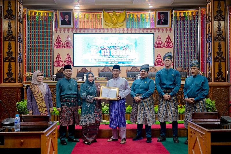 Bupati Bengkalis Kasmarni didampingi Wakil Bupati H Bagus Santoso bersama Wakil Ketua DPRD Bengkalis Arsya Fadillah menyerahkan penghargaan karya pembuatan logo pemkab Bengkalis dalam rangkaian hari jadi ke-513 Bengkalis